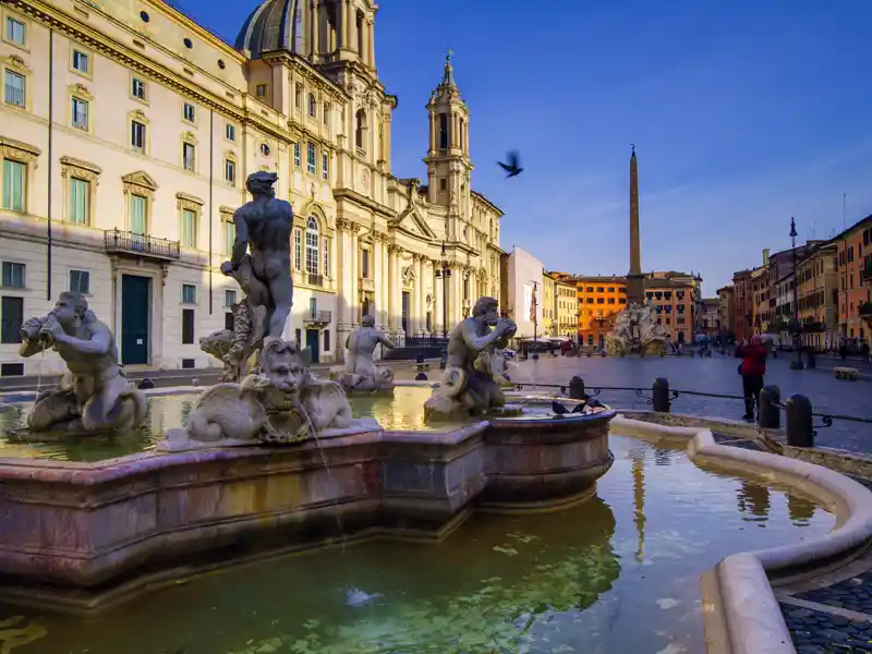 Im frühen Morgenlicht ist es noch einsam auf der sonst so belebten Piazza Navona mit ihren drei Brunnen und der eindrucksvollen Barockfassade von Sant'Agnese - auf unserer Städtereise nach Rom bewundern auch wir die Schönheit des Platzes.