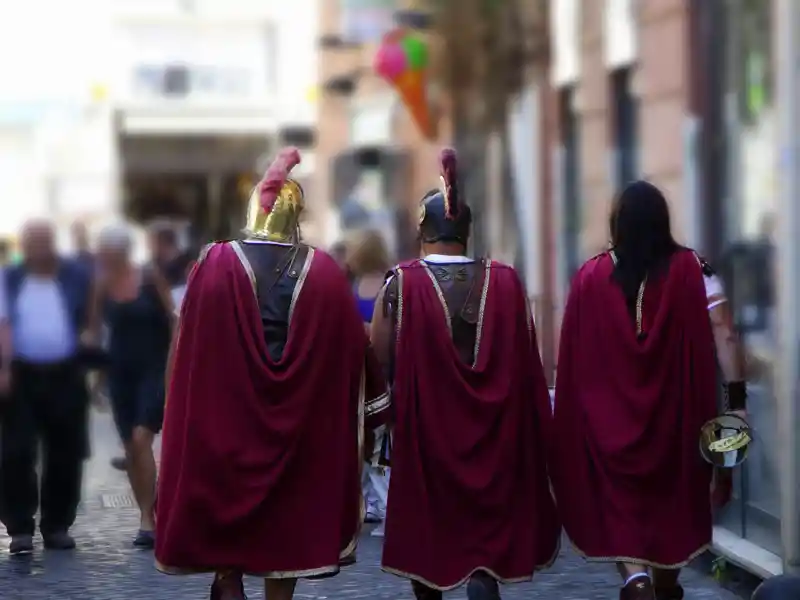 Auch wenn die Legionäre, die man heute in Rom sieht, ihren Sold mit Touristenfotos verdienen: Eine Reise in die Ewige Stadt ist auch immer eine Zeitreise in die Vergangenheit - so auch auf unserer Städtereise nach Rom.