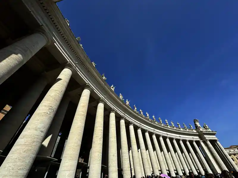 Ein Staat in der Stadt: Petersplatz, Peterskirche, Palast und Garten bilden den Vatikanstaat - dem wir  auf unserer Städtereise nach Rom natürlich auch einen Besuch abstatten.