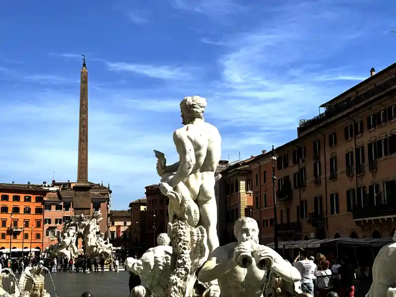 Kunst und Schönheit, wohin man schaut: Ihre Studiosus-Reiseleiterin lotst Sie auf unserer siebentägigen Städtereise gekonnt durch die Gassen Roms - unter anderem zu den schönen Brunnen auf der Piazza Navona.