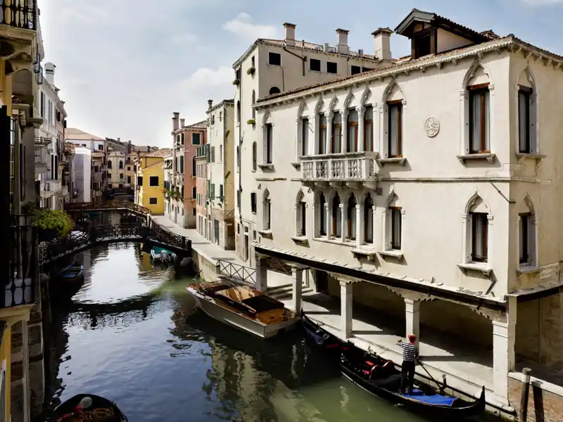 Auf Ihrer Städtereise nach Venedig wohnen Sie im eleganten Hotel UNA Maison Venezia, unweit der Ca' d'Oro und in der Nähe der Rialtobrücke.