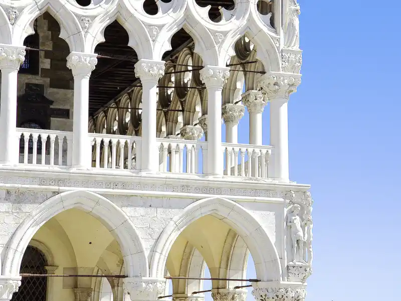 Auf unserer Venedig-Städtereise haben wir viel Zeit, die Highlights der Stadt zu genießen. Zum Beispiel die gotische Architektur des Dogenpalastes.