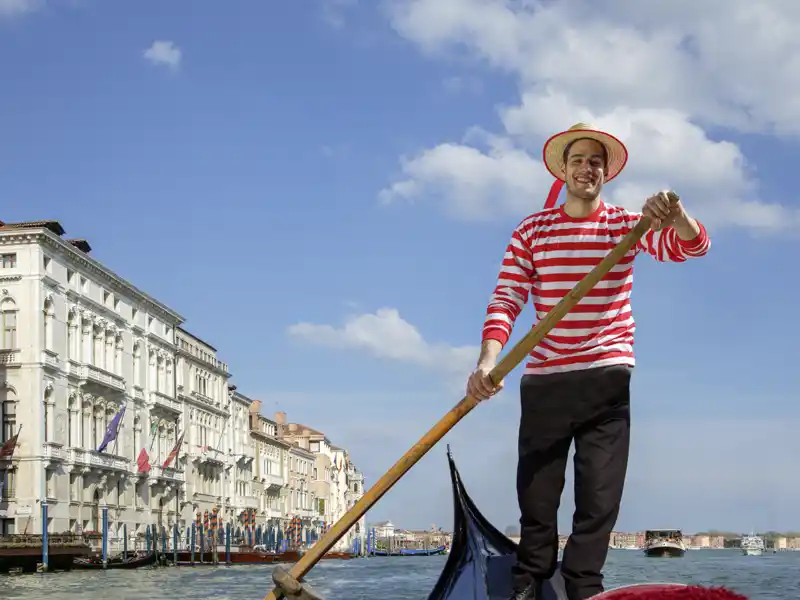 Es gibt sie nicht nur im Film, sondern auch im realen Leben, wie wir auf unserer Venedig-Städtereise feststellen: die freundlichen Gondolieri der Stadt.