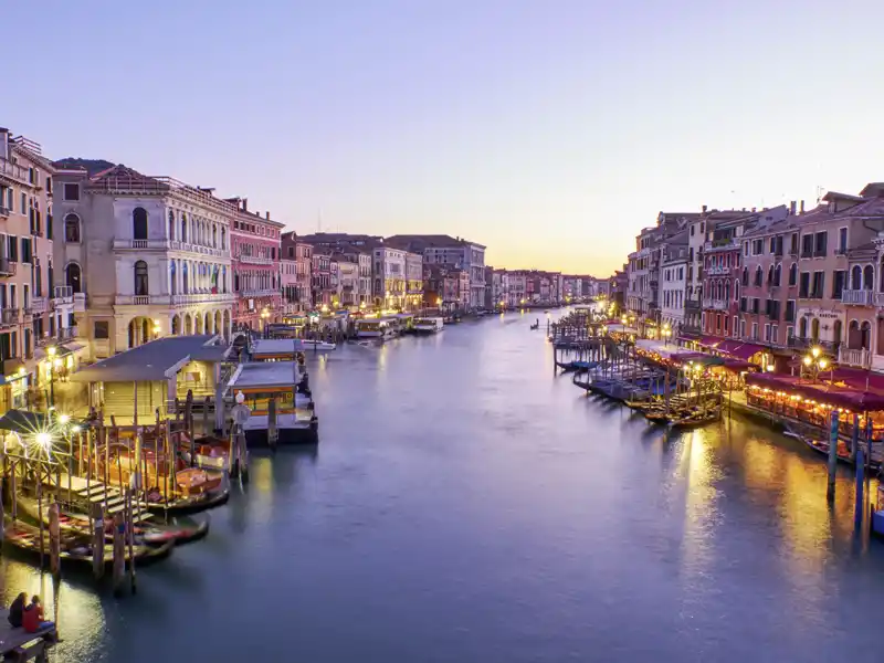 Da wir auf unserer Venedig-Reise in der Stadt übernachten, können wir sie zu allen Tageszeiten genießen. So wie hier bei Abendstimmung am Canal Grande an der Rialtobrücke.