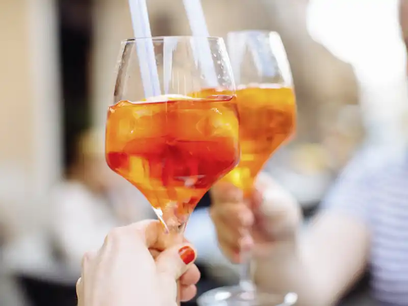 Cincin! Mit Aperol-Sprizz stoßen wir gemeinsam auf unsere schöne Städtereise nach Venedig an.