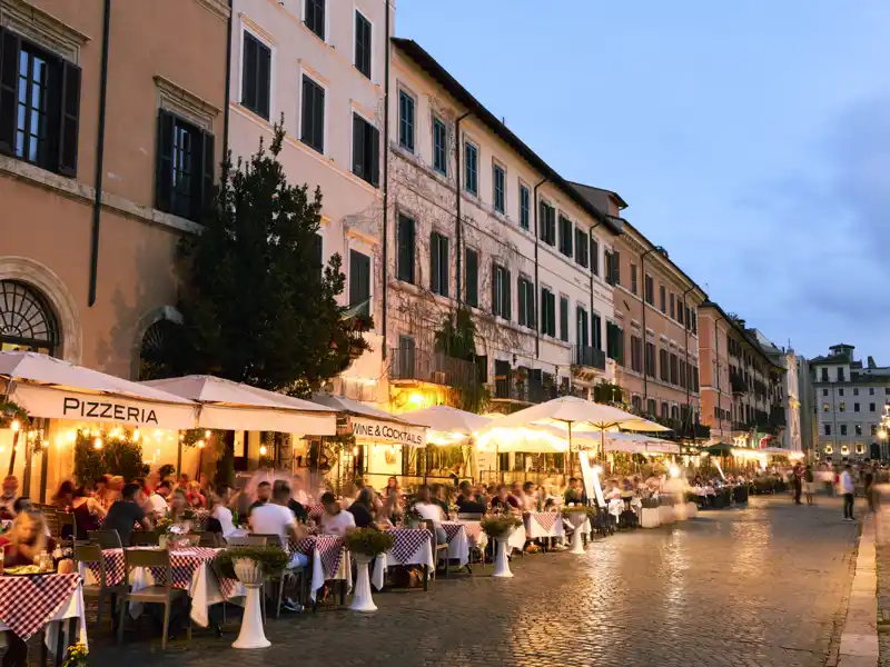 Die Abende in Rom haben einen ganz besonderen Zauber - zum Beispiel beim Essen in einem der Restaurants an der Piazza Navona. Die passenden Tipps dafür bekommen Sie vor Ort von Ihrer Studiosus-Reiseleiterin.