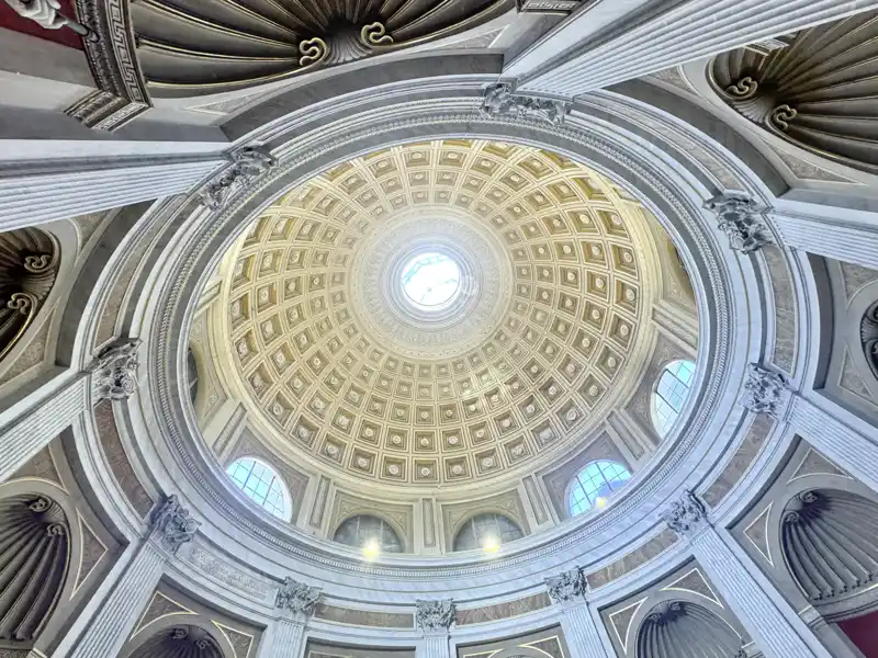 Allgegenwärtig in Rom: Brunnen, Katzen, Obelisken und - Kuppeln! Die des Pantheons und die der Peterskirche haben unzählige kleine Schwestern - einige davon bewundern wir auf unserer Städtereise nach Rom.