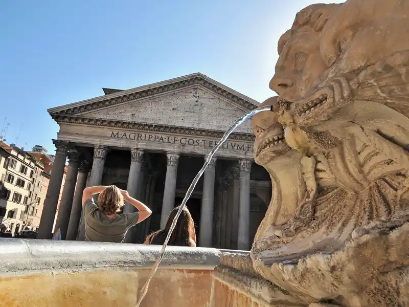 Ein kleiner Spaziergang führt Sie zum Pantheon von Rom, eines der vielen antiken Bauwerke, die Sie auf Ihrer CityLights-Städtereise in kleiner Gruppe bestaunen können.