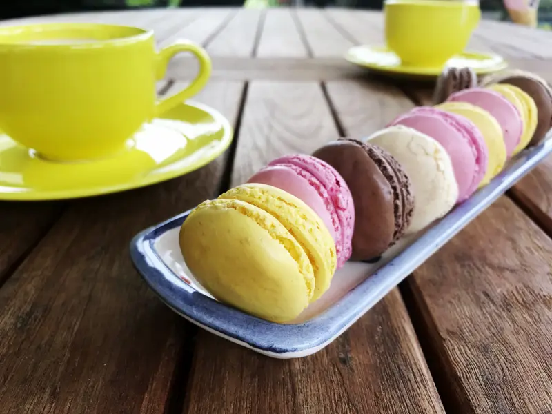 Süße Sünden wie Macarons gehören zu einem Urlaub in Frankreich einfach dazu.