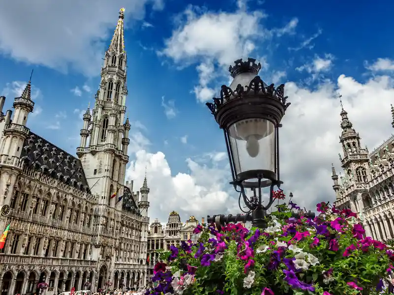 Auf unserer CityLights-Städtereise nach Brüssel, Antwerpen und Mechelen besuchen wir in Brüssel den grandiosen Grand-Place mit Rathaus (UNESCO-Welterbe).