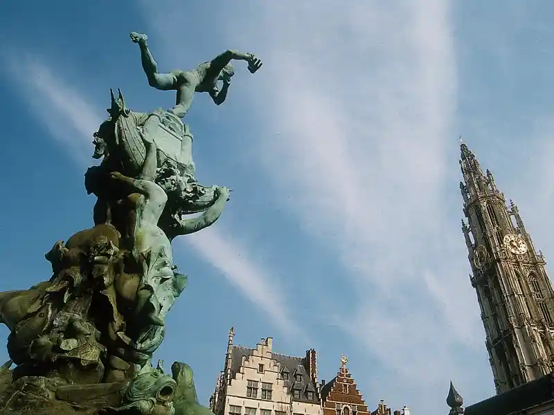 Der Brabobrunnen auf dem Grote Markt in Antwerpen - überragt vom Turm der Kathedrale. Auf dem Marktplatz, der guten Stube der Stadt, zeigt sich uns Antwerpen auf unserer Städtereise in all seinem Glanz.