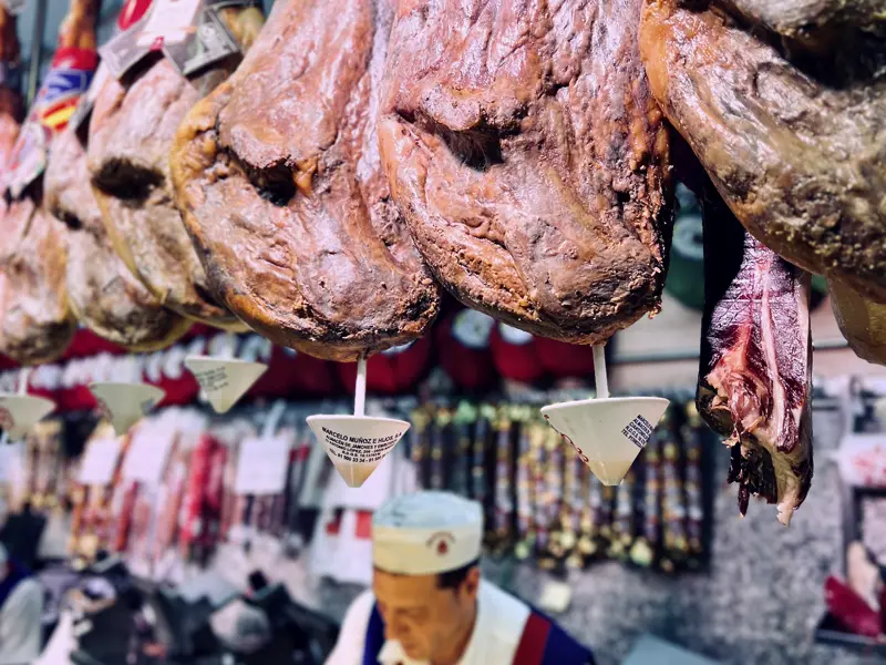 Eine Kostprobe unterwegs`Dann nix wie hinein in eines der Schinkenmuseen in Madrid - Museo de Jamón - und die spanische Delikatesse probiert. Auf der Städetreise Madrid mit Studiosus ist Zeit dazu.