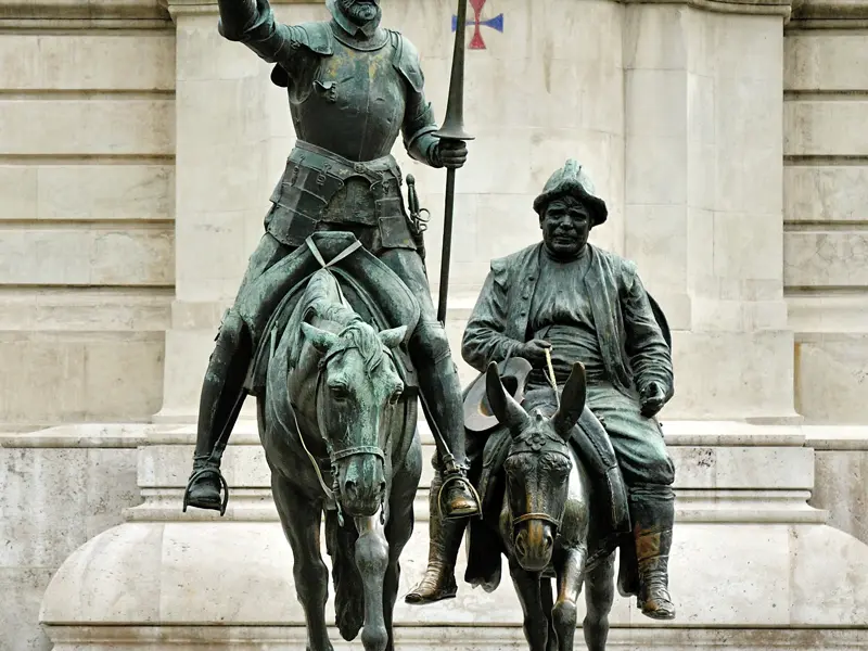 Auf der fünftägigen CityLights-Städtereise nach Madrid lernen Sie in kleiner Gruppe mit Studiosus-Reiseleitung die Schätze der Stadt näher kennen. Auf der Plaza de España im Herzen Madrids reiten uns Don Quijote und Sancho Panza entgegen.