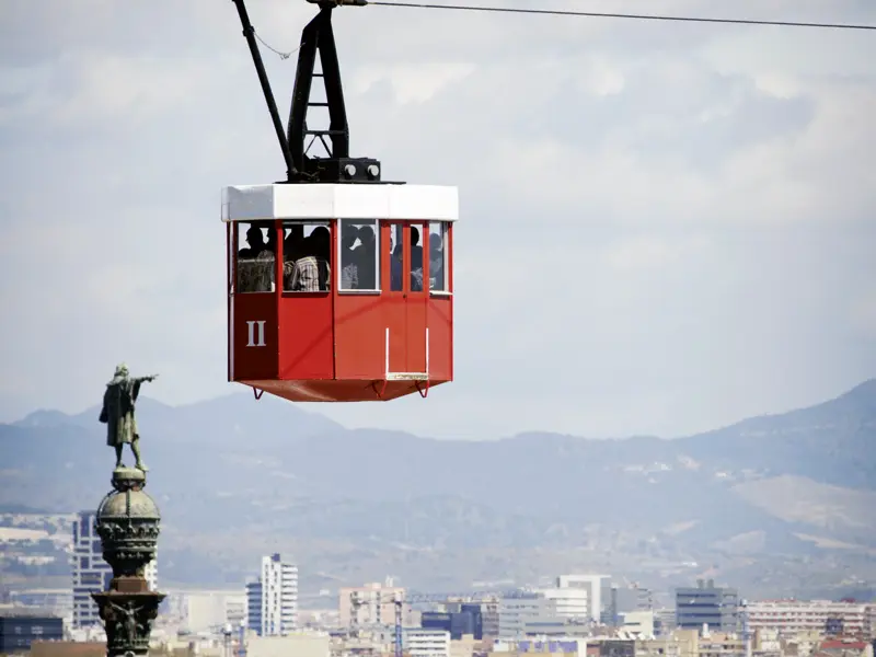 Auf unserer CityLights-Städtereise nach Barcelona haben Sie am vierten Tag nach den gemeinsamen Besuchen von Barcelonas Hausberg Montjuic und des Katalanischen Nationalmuseums die Möglichkeit, mit der Hafenseilbahn über dem alten Hafen zum Torre Sant Sebastià zu schweben.