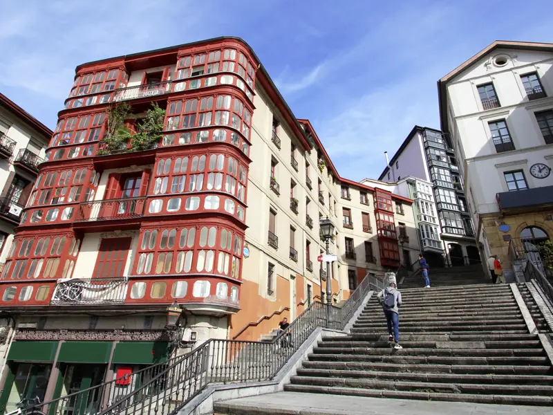 Treppen führen in die höher gelegenen Bereiche der Altstadt von Bilbao an den Hängen des Monte Artxanda. Auf der Städtereise von Studiosus fahren wir mit der Zahnradbahn dort hinauf und genießen die Aussicht auf die baskische Stadt