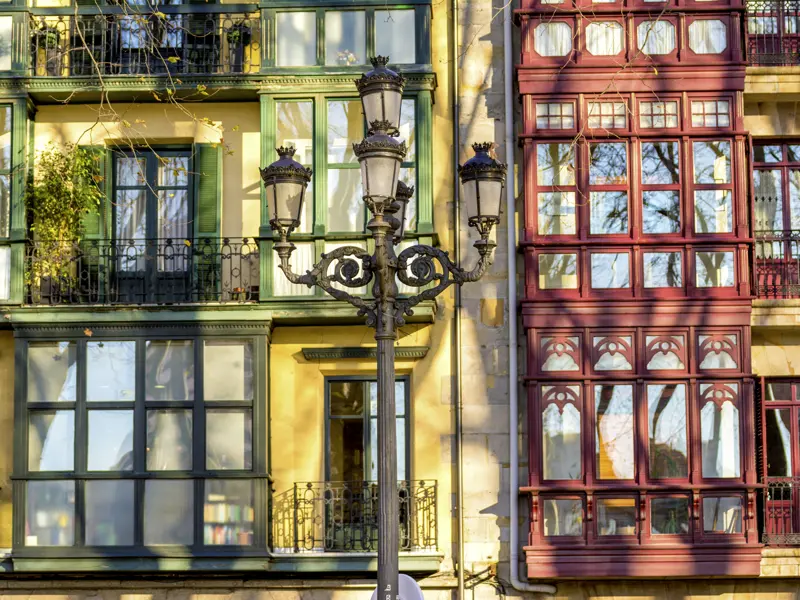 Auf unserer Städtereise mit Studiosus nach Bilbao schlendern wir durch die Gassen der Altstadt und bewundern die hübschen Hausfassaden