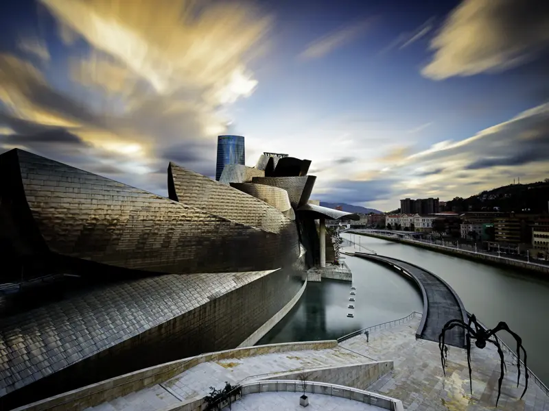 Im Guggenheim-Museum für moderne Kunst sehen wir uns auf der fünftägigen Städtereise nach Bilbao die aktuelle Ausstellung an und wandeln durch Richard Serras begehbare Schlange aus Stahlwänden.