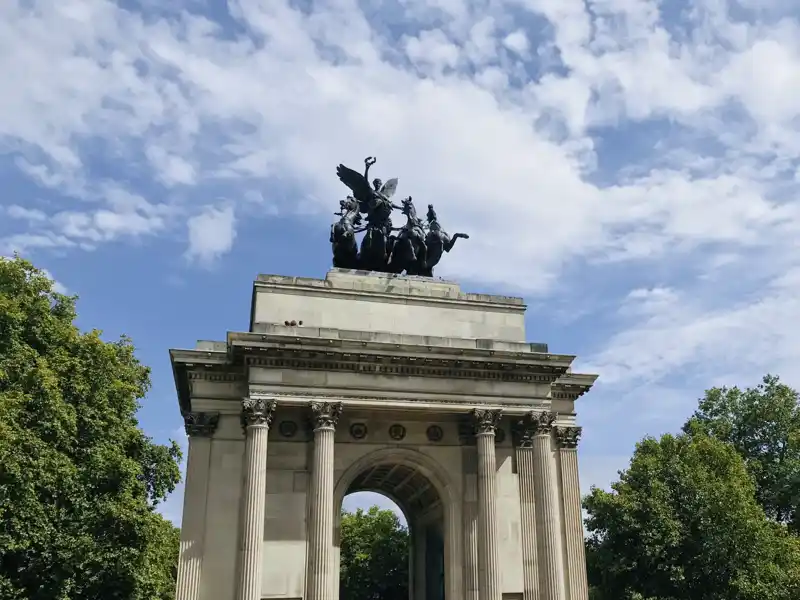 Hereinspaziert! Der Wellington Arch lädt auf unserer Städtereise nach London zum Spaziergang in den Hyde Park.