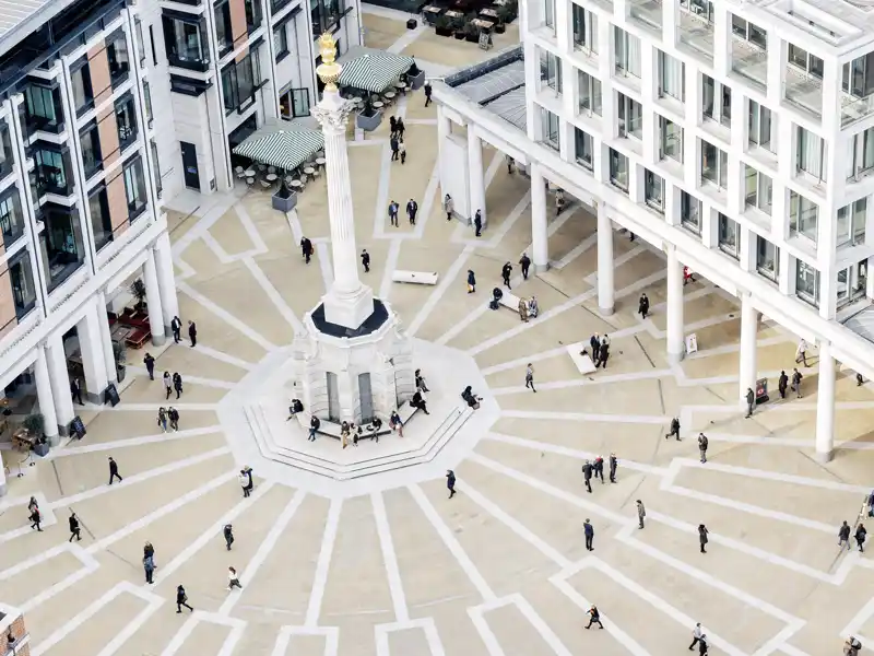 London vereint Neu und Alt immer wieder zu spannenden Kreationen. Wie hier in der Architektur des Paternoster Square um die alte Säule. Auf unserer sechstägigen CityLights-Reise nach London erleben wir die Metropole.