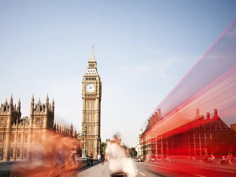 Auf unserer sechstägigen Städtereise nach London nehmen auch wir den roten Bus, um nach Westminster zu fahren. Big Ben weist den Weg.