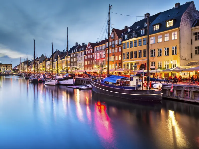 Im sommerlichen Kopenhagen locken am Abend die Cafés und Restaurants des beliebten Viertels Nyhavn.