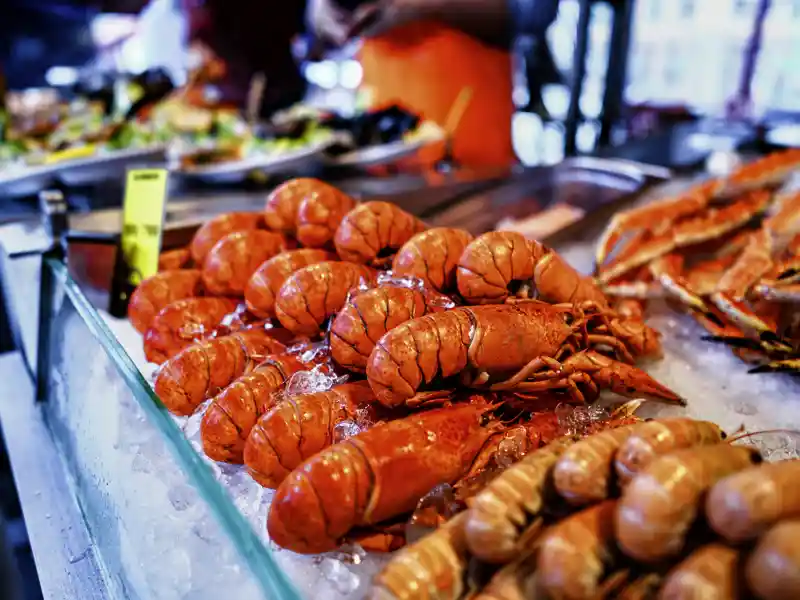 Beim Gang über den Fischmarkt gibt's bei unserer CityLights-Reise nach Oslo viel Fangfrisches zu sehen.