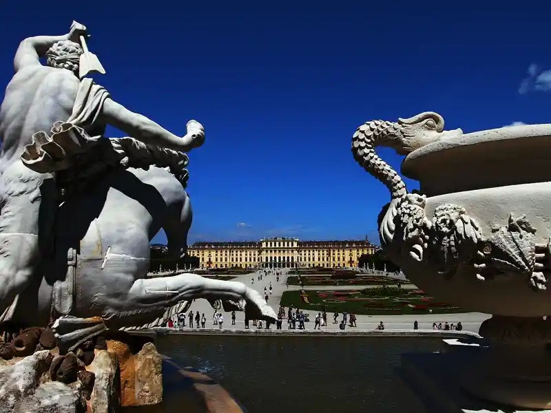 Auf Ihrer CityLights-Städtereise nach Wien darf ein Abstecher zum Schloss Schönbrunn nicht fehlen. Ihre Studiosus-Reiseleiterin versetzt Sie in die Zeit von Kaiser Franz und seiner Sisi, kennt aber auch die Geschichte der Habsburger.