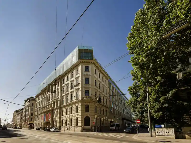 Das komfortable Hotel Savoyen empfängt Sie in unmittelbarer Nähe des Belvedere-Schlosses. Die Ringstraße mit ihren Prachtbauten erreichen Sie zu Fuß in ca. 15 Minuten, eine Straßenbahn- und S-Bahn-Station befindet sich direkt beim Hotel.