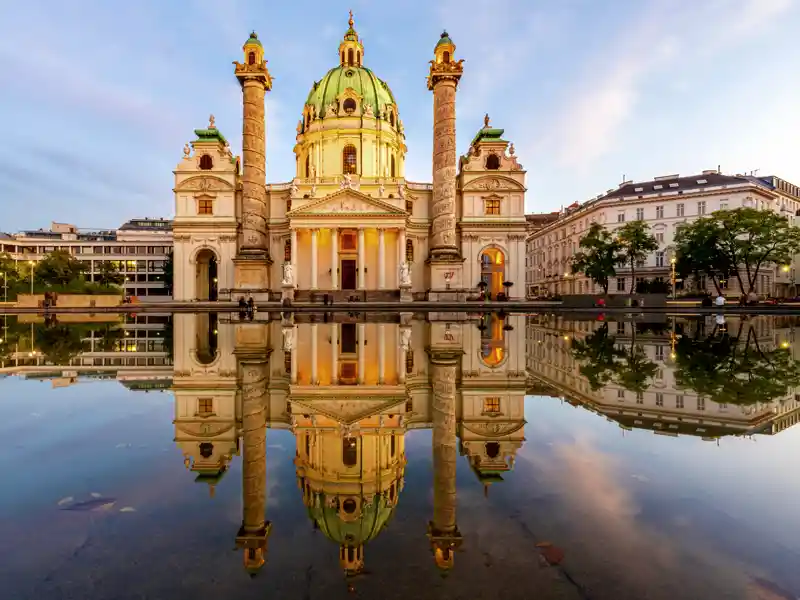 Die imposante Karlskirche zählt zu den wichtigsten Sehenswürdigkeiten Wiens. Nur wenige Gehminuten von unserem Hotel entfernt, besuchen wir sie selbstverständlich im Rahmen unserer Städtereise.