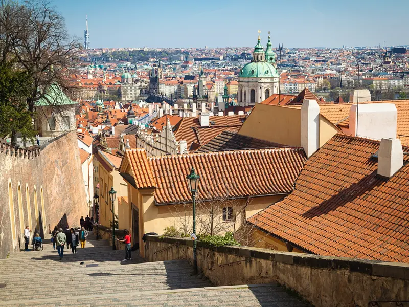 Kommen Sie mit auf unsere Städtereise nach Prag und genießen Sie vom Burgberg Hradschin aus einen unvergesslichen Blick über Tschechiens Hauptstadt.