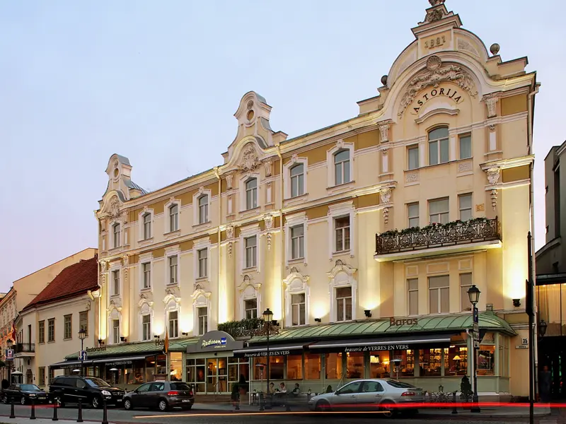 Das Hotel Radisson Blu Astorija in Vilnius, Litauen: Das elegante Jugendstilhaus liegt mitten in der historischen Altstadt, direkt gegenüber dem Rathaus - ideal für eigene Erkundungen in Litauens Hauptstadt!