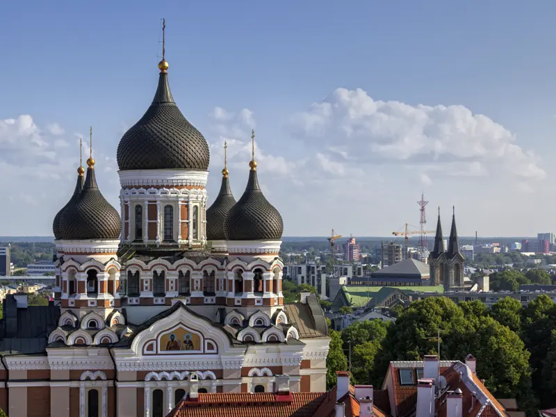 Bei der Citylights-Städtereise ins Baltikum stehen die Hauptstädte der drei Länder im Vordergrund. Auf unserem Stadtspaziergang durch Tallinn kommen wir u.a. auch bei der Alexander-Newski-Kathedrale vorbei.