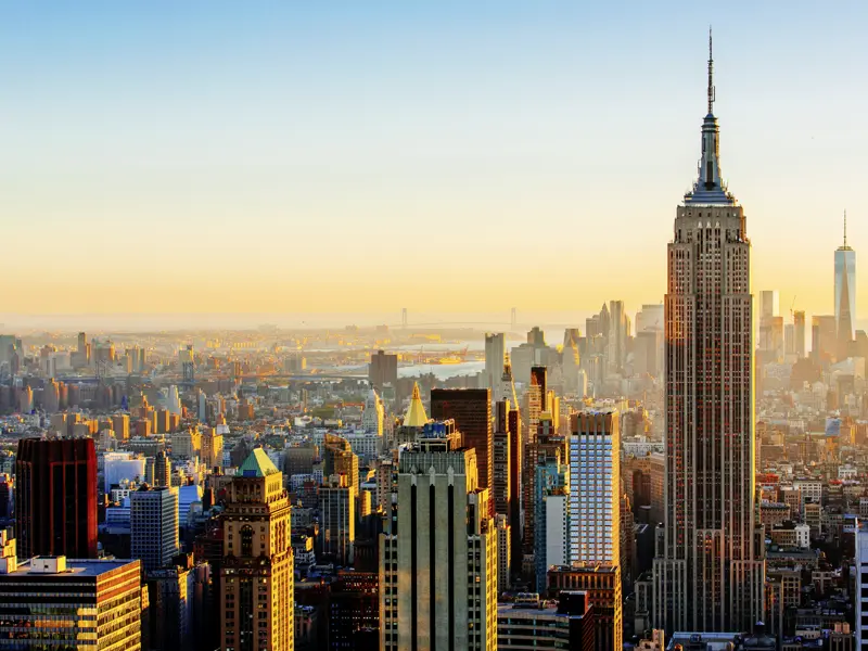 Bei Studiosus wohnen Sie in New York mitten in Manhattan am Times Square, und auch die Aussicht vom Top of the Rock auf die Skyline ist inklusive.