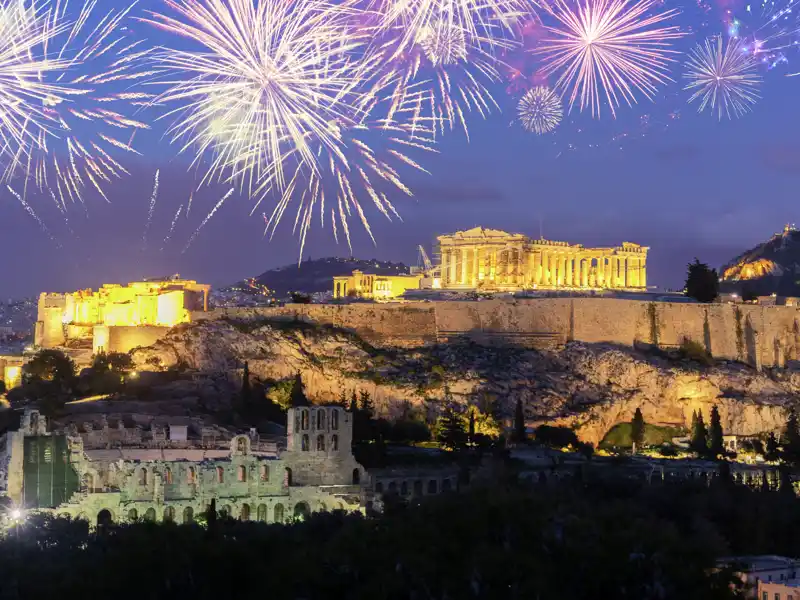 Das Silvesterfeuerwek in Athen, das Sie auf dieser Singlereise sehen werden, erleuchtet den Nachthimmel in bunten Farben. Die Akropolis bietet hierfür eine eindrucksvolle Kulisse.