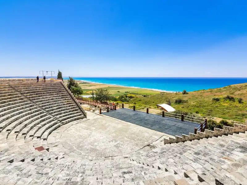 Das römische Theater von Curium, das wir auf unserer Singlereise auf Zypern besuchen, besticht durch seine Akustik und den Ausblick auf das Mittelmeer.