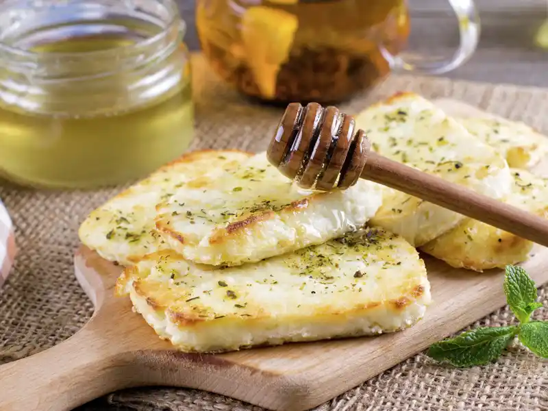 Bei einem Besuch bei Petros zeigt er uns, wie man aus Ziegenmilch Halloumikäse macht und würzt ¿ in Zypern fast schon ein kulinarisches Nationalheiligtum. Bei ihm schmeckt der Käse frisch und warm zu Tomaten, Gurken und Eiern von seinen Hühnern -  noch viel besser als der vom Hotelbuffet.