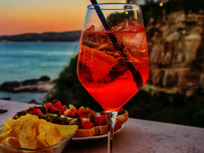 Ein Aperol-Spritz als Aperitif zum Ausklang eines wunderschönen Tages in Apulien macht unsere Singlereise komplett.