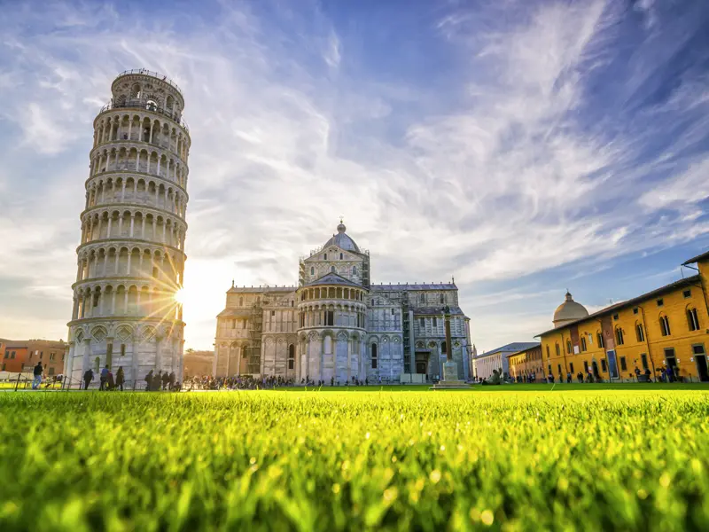 Eines der ganz großen Highlights unserer Studiosus-Reise in die Toskana ist der "Platz der Wunder" in Pisa: Auf einer weitläufigen Wiese verteilen sich die Taufkirche, die Kathedrale und natürlich dier berühmte Schiefe Turm.