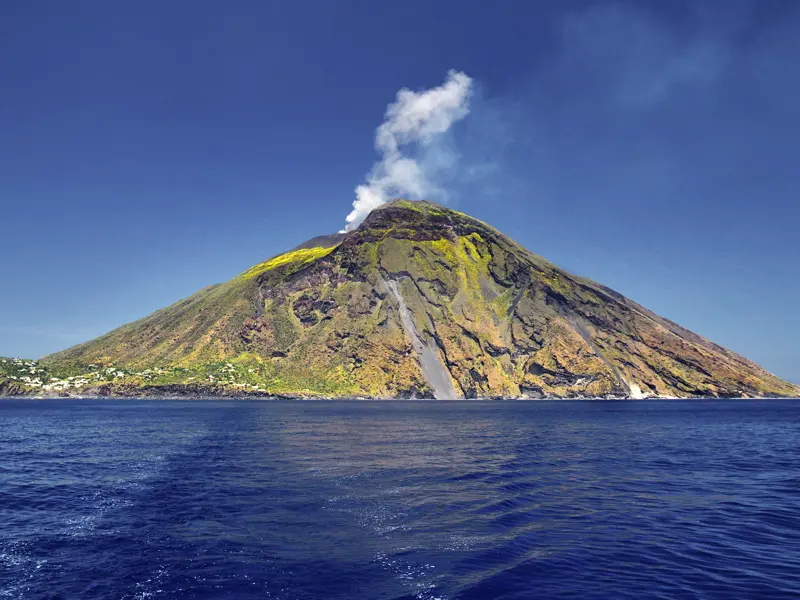 Ein Highlight während unserer Studienreise: Die Sonne sinkt, die Laune steigt, wenn die roten Lavafontänen des Stromboli in den Nachthimmel schießen. Wir sitzen dann schon in unserem Boot und sehen vom Meer aus dem Spektakel zu.