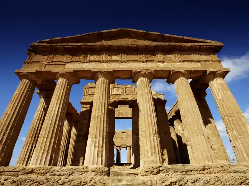 Das Tal der Tempel in Agrigent (UNESCO Welterbe) erleben wir bei deiser Studienreise für Singles und Alleinreisende hautnah. Der Concordia Tempel ist besonders gut erhalten!