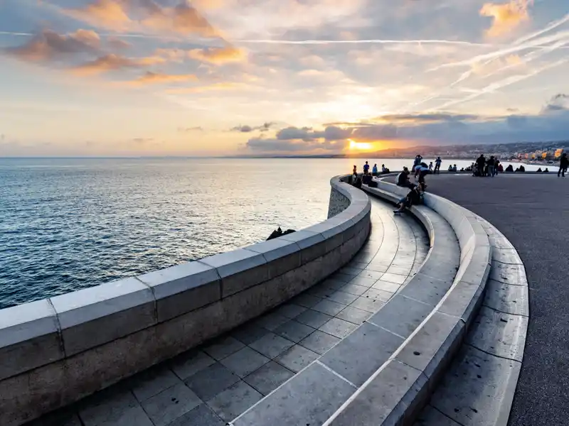 An der Strandpromenade in Nizza eröffnen sich zu jeder Jahreszeit spektakuläre Blicke auf das Mittelmeer. Auf der me&more-Reise für Singles und Alleinreisende verbringen wir vier Nächte an der Côte d'Azur.