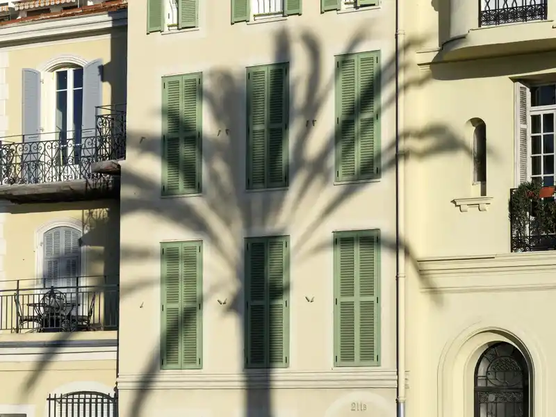 Ein Bummel durch die Altstadt von Nizza mit ihren farbenfrohen Fassaden gehört selbstverständlich zum Programm Ihrer Singlereise an Silvester an die Côte d'Azur nach Nizza.