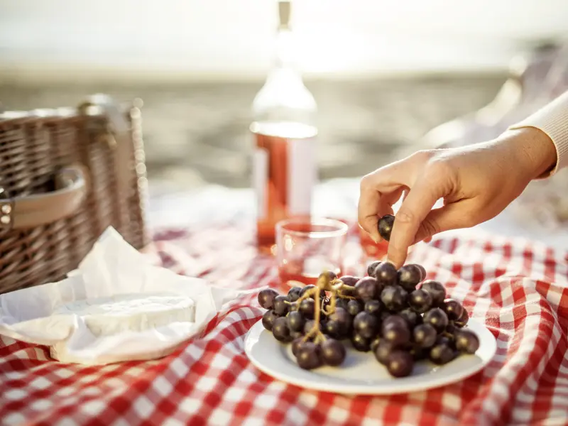 Einige der Köstlichkeiten Frankreichs gibt es beim Picknick auf unserer Singlereise in die Bretagne.