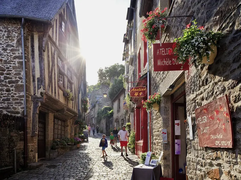 Am dritten Reisetag zieht es uns in die mittelalterliche Stadt Dinan. Typisch sind hier die holprigen Straßen und die schiefen Fachwerkhäuser, die diesem Ort einen besonderen Charme verleihen. Auch der kleine Flusshafen ist einen Abstecher wert.