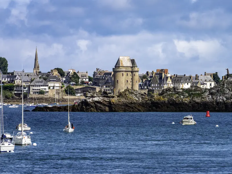 St-Malo ist einer der Höhepunkte unserer Singlereise durch die Bretagne. Der Hafen bezaubert durch seine wunderschön hinter mächtigen Festungsmauern gelegene Altstadt.