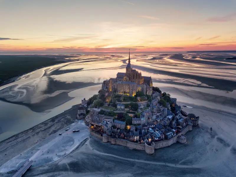 Ein Highlight der Bretagne im wahrsten Sinne des Wortes, Mont St-Michel, besuchen wir zu Beginn unserer Singlereise. Der Blick von oben auf Watt und Meer ist überwältigend.