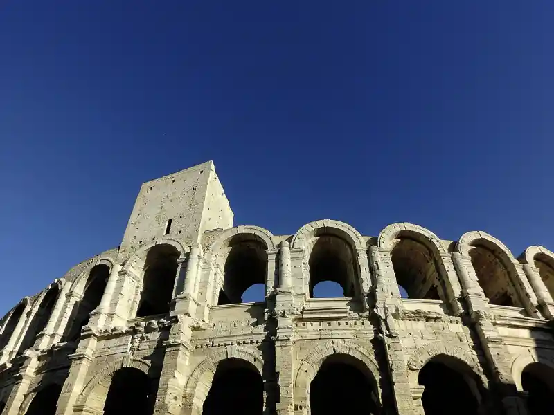 Auf unserer Singlereise durch die Provence besichtigen wir während unseres Besuchs in Arles das römische Theater. Es zählt zu den am besten erhaltenen seiner Art und wird auch heute noch für Veranstaltungen genutzt.