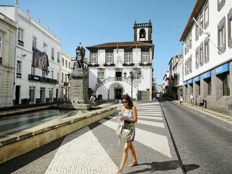 Auf unserer Singlereise auf die Azoren streifen wir durch die Gassen von Ponta Delgada mit dem modernen Hafen, den basaltschwarz und kalkhell gestalteten Fassaden und Bürgersteigen - eine Stadt voller Gegensätze.