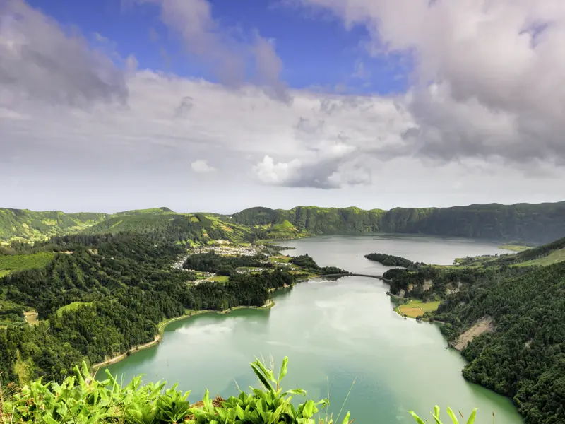 Auf unserer Singlereise mit Studiosus auf die Azoren genießen wir auf der Insel Sao Miguel Panoramablicke über die blau und grün leuchtenden Kraterseen von Sete Cidades.