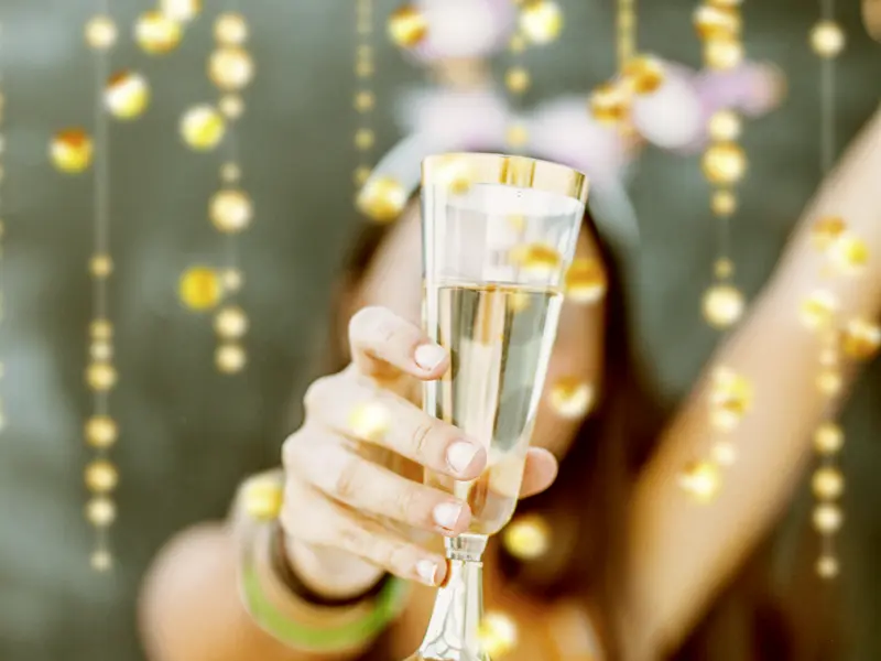 Gemeinsam feiern wir auf unserer Silvesterreise für Singles und Alleinreisende den Jahreswechsel und stoßen mit einem Glas Sekt auf das neue Jahr an.